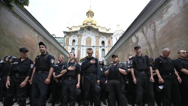 Июнь 2014-го. Правоохранители напротив пикета у Киево-Печерской лавры