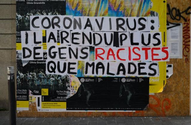 Надпись "Коронавирус: от него больше людей стали расистами, чем больными" на стене во французском городе Нант