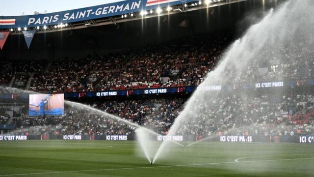 Полив газонов на стадионе во Франции