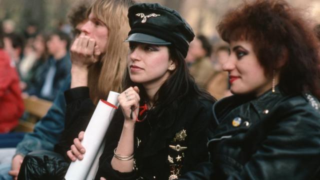 Женщина на концерте в Москве. 1992 год
