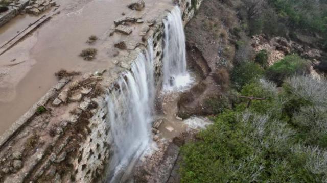 Поток воды с дороги