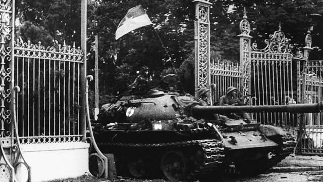 Северо-вьетнамский танк въезжает на территорию дворца президента Южного Вьетнама