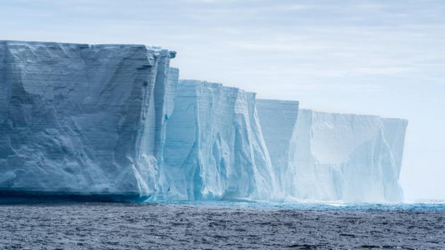 Антарктические льды тают всё быстрее