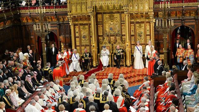 Каждый год королева и ее супруг торжественно открывали очередную сессию парламента (2016 год)
