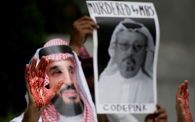 Участник акции протеста в маске, избражающей наследного принца Саудовской Аравии Мохаммеда бин Салмана, октябрь 2018 года