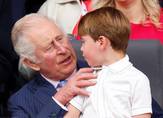 Чарльз с внуком принцем Луи во время празднования Платинового юбилея королевы в 2022 году