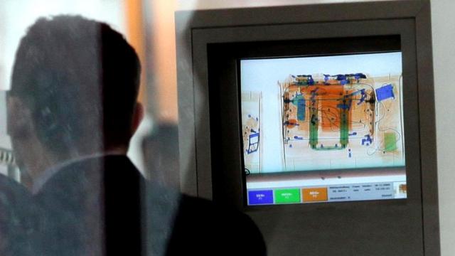 Рентгеновские лучи используют при досмотре багажа в аэропортах. Некоторые устройства могут видеть сквозь одежду