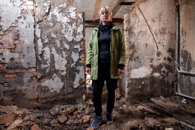 Любовь Смирнова стоит у руин своего дома всего в 15 км от "новой" границы с Россией