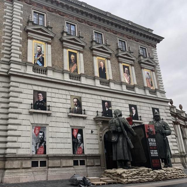 Здание музея на площади Миклоша в Будапеште