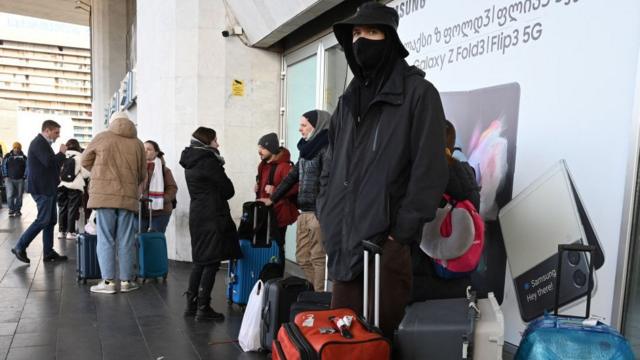 Россиянин ждет такси в аэропорту Тбилиси