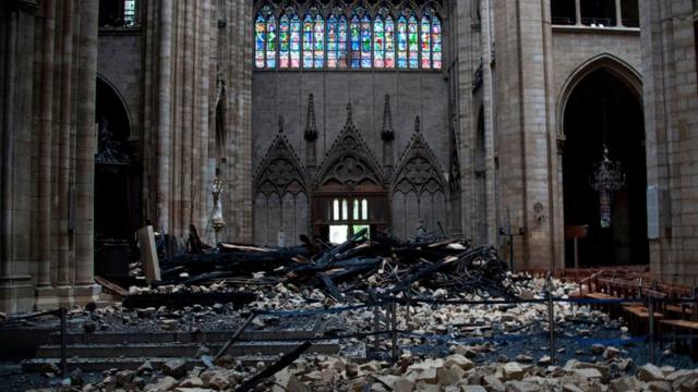 Внутри собора на следующий день после пожара