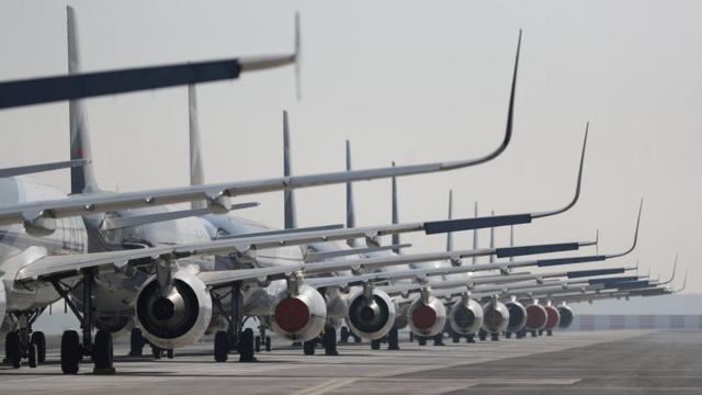 Парковка самолетов на взлетно-посадочной полосе аэропорта Сантьяго