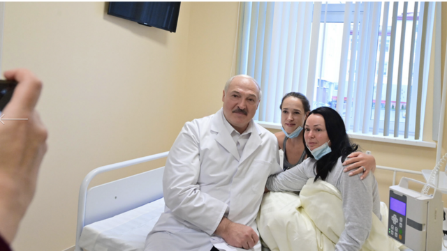 Лукашенко с коронавирусными пациентами