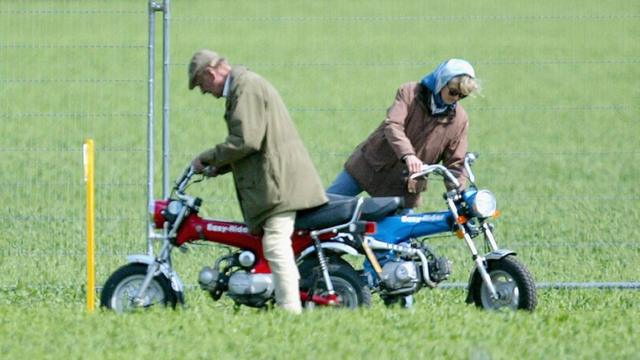 Принц Филипп и Пенни Нэтчбулл на сотоциклах на зеленой лужайке