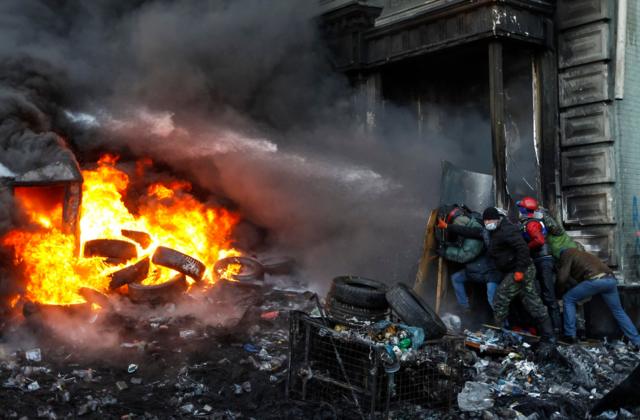 Украинский спецназ поливает протестующих
