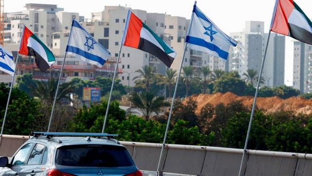 В городе Нетания вдоль дороги были вывешены флаги Израиля и ОАЭ