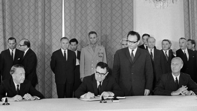 Министр иностранных дел СССР Андрей Громыко подписывает Договор о нераспространении ядерного оружия (Москва, 1 июля 1968 года; справа - посол США в Москве Луэллин Томпсон, слева - посол Соединенного Королевства Джеффри Харрисон)