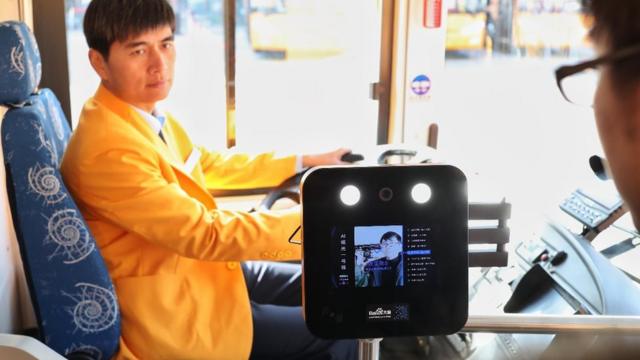 Система распознавания лиц в шанхайском автобусе