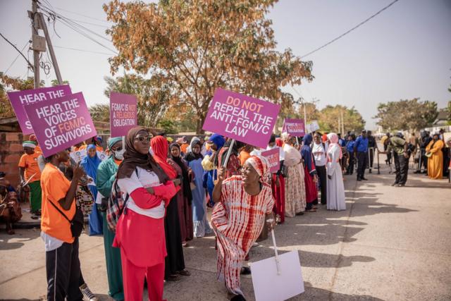 Les opposants au projet de loi visant à dépénaliser les mutilations génitales féminines ont manifesté devant l'Assemblée nationale à Banjul, en Gambie.