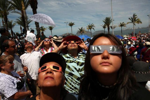 Люди наблюдают за затмением в Мексике