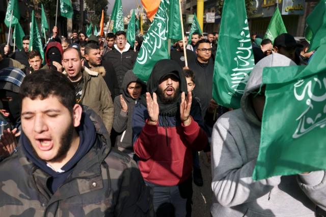 демонстранты с флагами ХАМАС