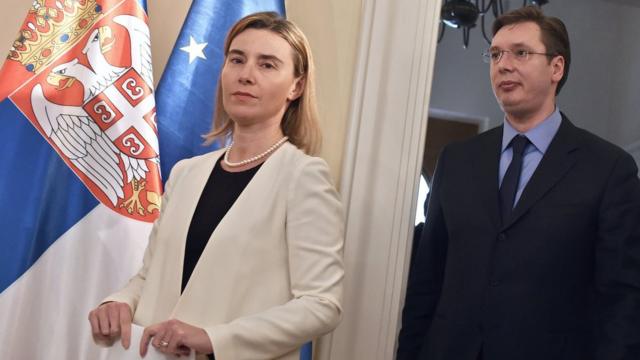Пан Вучич (справа) є проєвропейським політиком, але шлях його країни до ЄС є ще досить довгим.