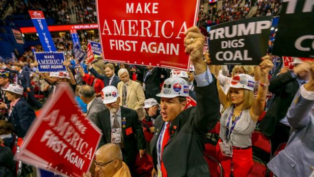 Сторонники Трампа с лозунгами "Сделаем Америку снова первой" и "Трамп роет уголь"