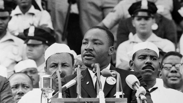 Черно-бедая фотография, Мартин Лютер Кинг на трибуне с мицрофонами