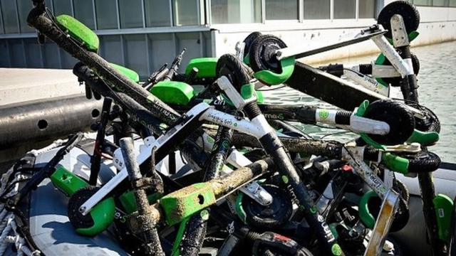 Во Франции запрещено бросать скутеры где попало
