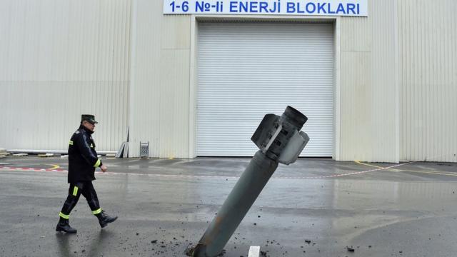 Неразорвавшаяся ракета реактивного миномета "Смерч" в азербайджанском промышленном городе Мингечаур примерно в 50 км от линии фронта