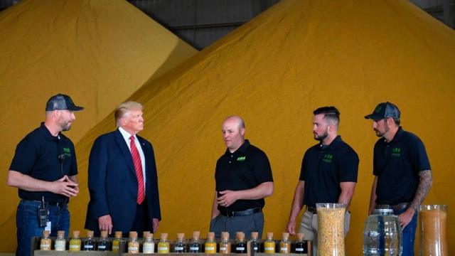 Трамп обещал поднять с колен американскую промышленность и защитить фермеров