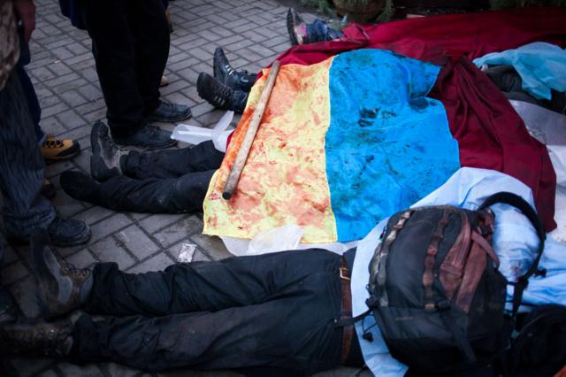 Погибшие накрыты флагом Украины