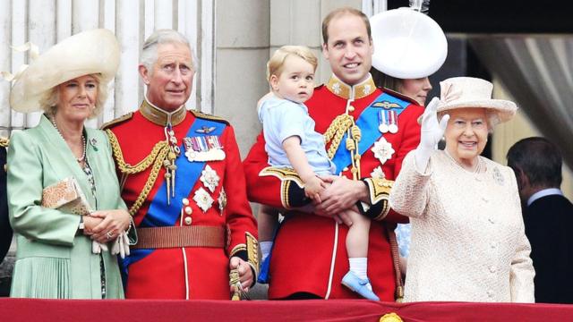 Принц Чарльз с супругой Камиллой, герцогиней Корнуолльской, сыном и внуком