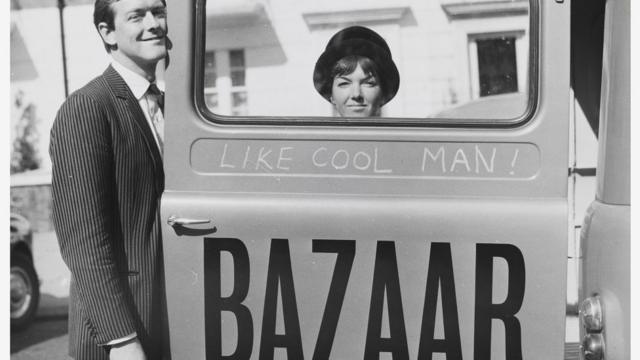 Мэри Куант с мужем у рекламы магазина Bazaar