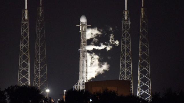 Ракета Falcon 9 компании SpaceX перед запуском миссии HAKUTO-R, 11 декабря 2022 г.