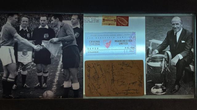 Levo na slici je fotografija sa utakmice u Mančesteru 14. januara, desno je Met Bezbi, trener Junajteda, a između se nalazi ulaznica za beogradski meč i potpisani jelovnik