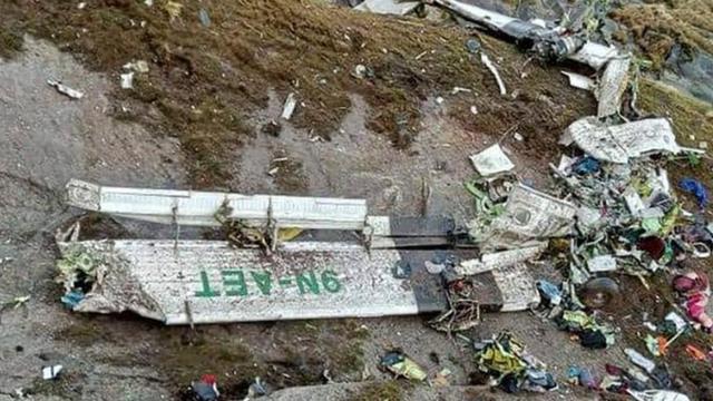 Обломки самолета, упавшего в Непале