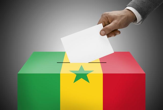 Urne électorale peinte dans les couleurs du drapeau national-Sénégal 