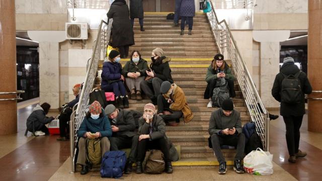Жители Киева пережидают воздушную тревогу в метро