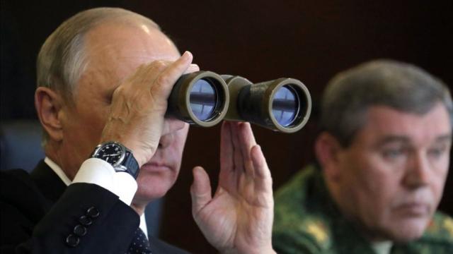 Президент России Владимир Путин наблюдает за учениями "Запад-2017" вместе с начальником генерального штаба Валерием Герасимовым.