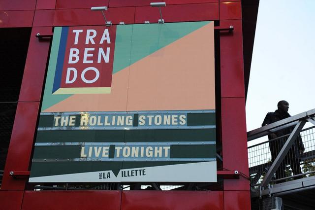 Внезапно появившаяся афиша "Rolling Stones сегодня" на стене парижского рок-клуба La Trabendo, 25 октября 2012 г.