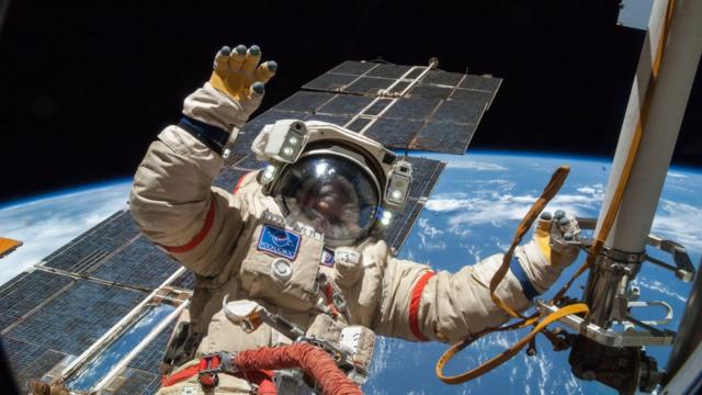 Космонавт Александр Скворцов в скафандре "Орлан" у МКС, 2014 год