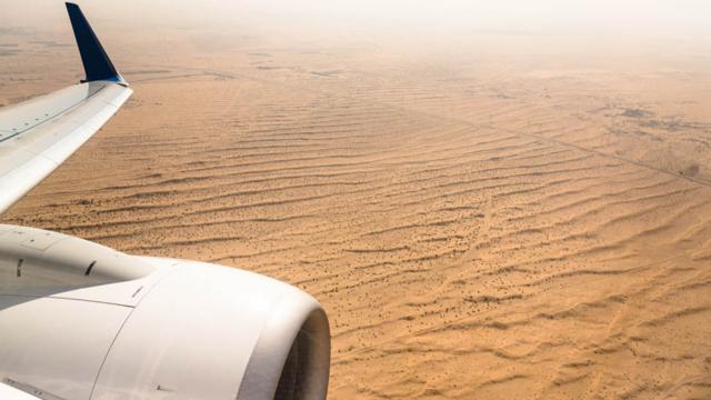 Арабская пустыня из окна самолета