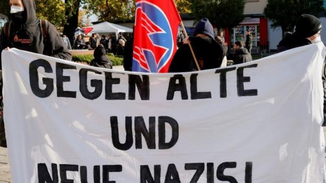 Плакат с надписью: "Против старых и новых нацистов"