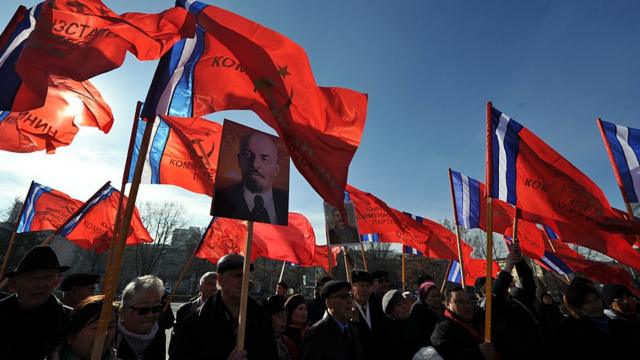 Портрет Ленина и флаги