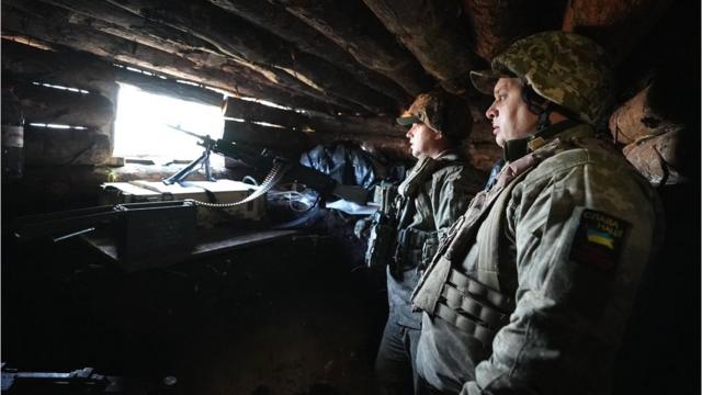 Офицеры 77-й бригады украинской армии руководят действиями своей пехоты и артиллерии из блиндажа под Бахмутом