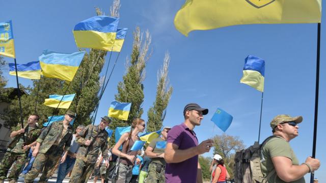 Активисты с флагами Украины и крымских татар