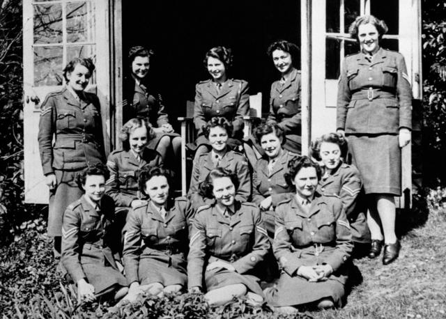 Ее королевское высочество принцесса Елизавета (верхний ряд, в центре), групповая фотография унтер-офицеров Женского вспомогательного территориального корпуса на курсах в графстве Сарри.