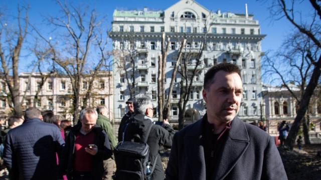 Алексей Арестович в Киеве на фоне здания