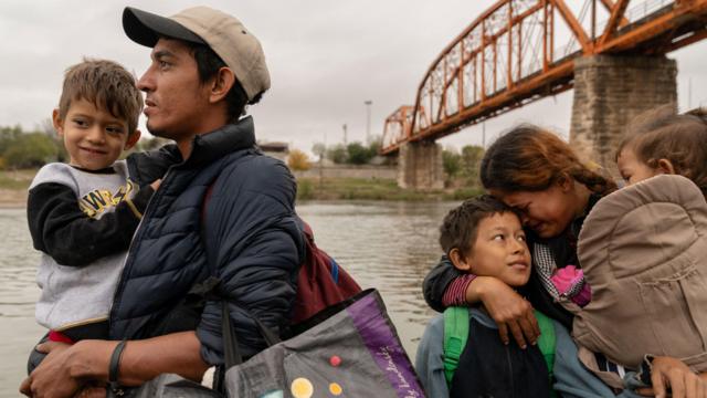 Семья беженцев на американской стороне Рио-Гранде после двухмесячного путешествия из Гондураса